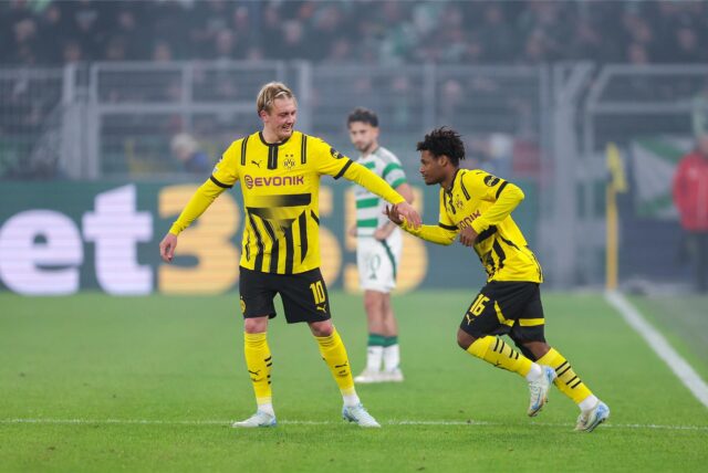 Julian Brandt klatscht mit Julien Duranville ab.