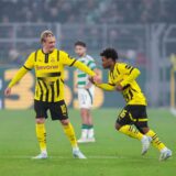 Julian Brandt klatscht mit Julien Duranville ab.