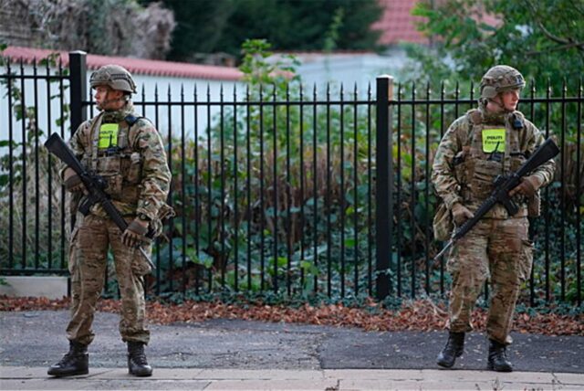 Militärpolizisten stehen Wache, während die Polizei zwei Explosionen in der Nähe der israelischen Botschaft in Kopenhagen untersucht.
