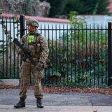Militärpolizisten stehen Wache, während die Polizei zwei Explosionen in der Nähe der israelischen Botschaft in Kopenhagen untersucht.