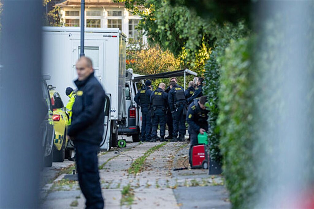 Die Kopenhagener Polizei untersucht zwei Explosionen in der Nähe der israelischen Botschaft in Kopenhagen. Die Kopenhagener Polizei untersucht zwei Explosionen in der Nähe der israelischen Botschaft in Kopenhagen.