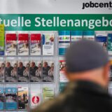 Flyer werden auf einer Tafel mit der Überschrift „Aktuelle Stellenangebote“ im Jobcenter Berlin-Mitte am Tag der Möglichkeiten angeboten.