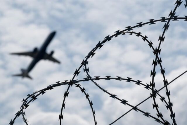 Stacheldrahtzaun vor einem Flughafen (Archivbild).