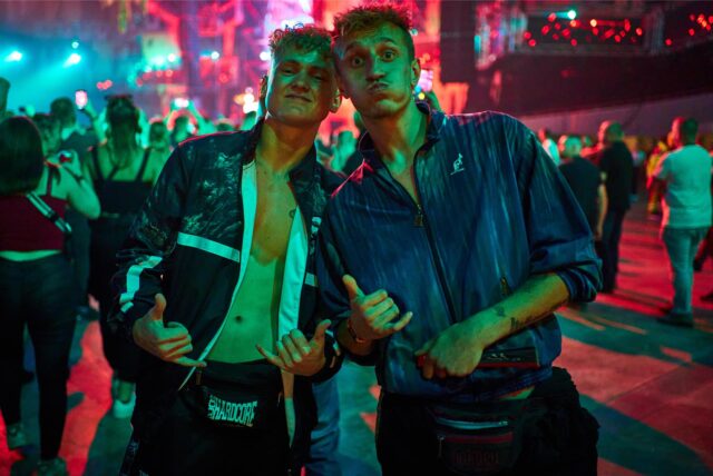 Zwei Raver in coolen Posen beim Syndicate in den Westfalenhallen in Dortmund.