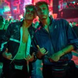 Zwei Raver in coolen Posen beim Syndicate in den Westfalenhallen in Dortmund.