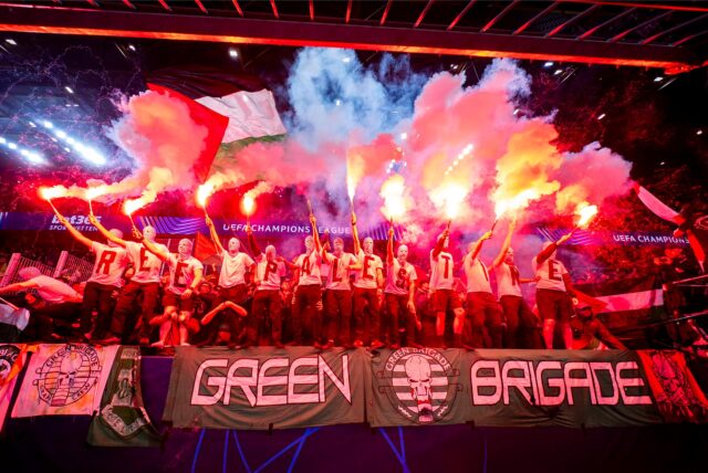 Fans halten bengalische Fackeln in der Hand.
