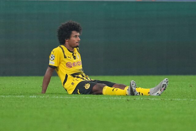 BVB-Profi Karim Adeyemi sitzt auf dem Boden.