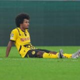 BVB-Profi Karim Adeyemi sitzt auf dem Boden.