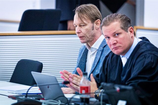 Der Angeklagte Christian B. (l) sitzt in einem Saal im Landgericht neben seinem Verteidiger Friedrich Fülscher.