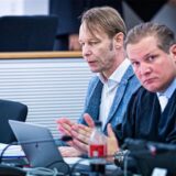 Der Angeklagte Christian B. (l) sitzt in einem Saal im Landgericht neben seinem Verteidiger Friedrich Fülscher.