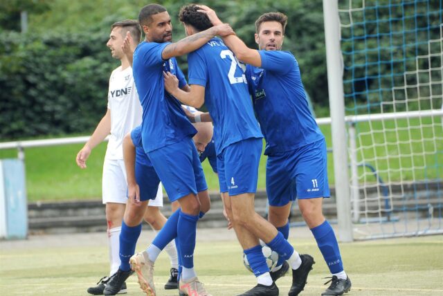 Fußballer vom VfL Schwerte bejubeln einen Treffer.