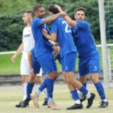 Fußballer vom VfL Schwerte bejubeln einen Treffer.