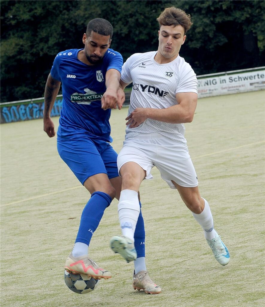 Justin Tyler (l.) vom VfL Schwerte im Zweikampf mit einem Spieler vom TuS Ennepetal II.