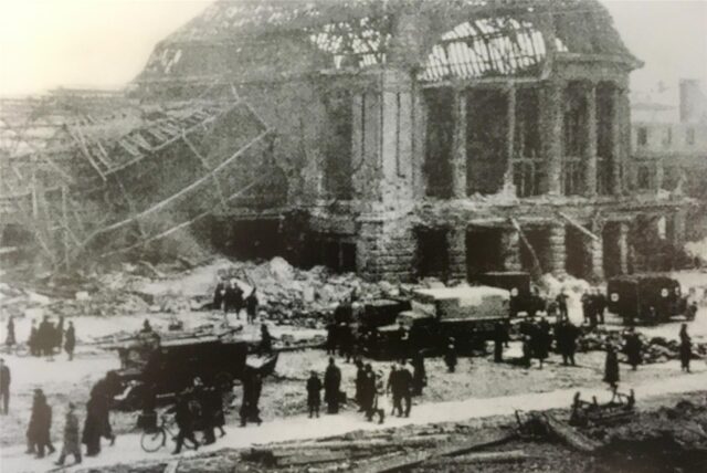Eine historische Aufnahme zeigt den weitgehend zerstören Dortmunder Hauptbahnhof nach dem Luftangriff vom 6. Oktober.