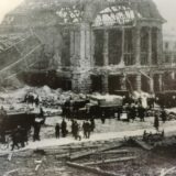 Eine historische Aufnahme zeigt den weitgehend zerstören Dortmunder Hauptbahnhof nach dem Luftangriff vom 6. Oktober.
