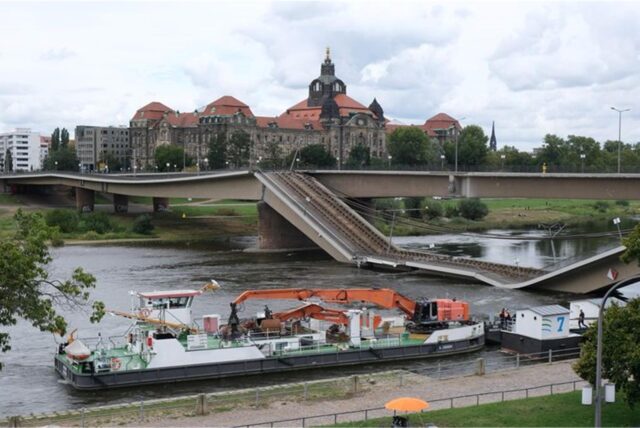 Bergungstechnik wird vor die Carolabrücke bewegt.