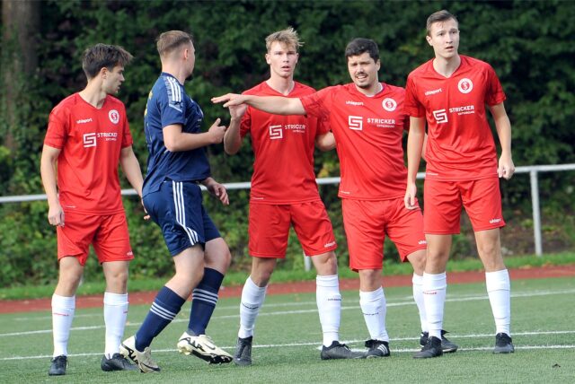 Fußballer vom TuS Holzen-Sommerberg im Spiel.