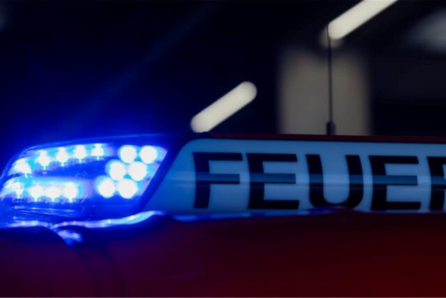 Ein Blaulicht leuchtet auf einem Feuerwehrwagen.