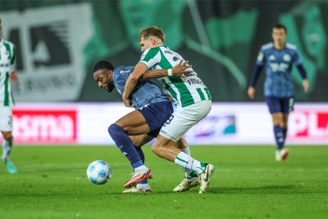 28.09.2024, Fussball, Saison 2024/2025, 2. Bundesliga, 7. Spieltag, SC Preußen Münster – FC Schalke 04, v. l. Moussa Sylla (FC Schalke 04), Lukas Frenkert (Preußen Münster)