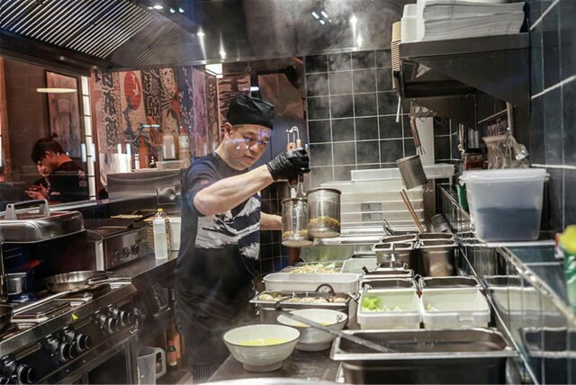 Im Ergeschoss des Ramen-Restaurants Takumi befindet sich die Küche.