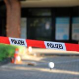 Absperrung der Polizei, im Hintergrund ein Haus.