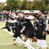 Überschäumender Jubel bei Ilias Mitat und seinen Teamkollegen: Der FC Tura Bergkamen steht im Halbfinale.