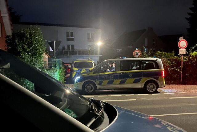 Polizeiautos auf Straße.