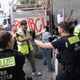 Auseinandersetzungen zwischen Demonstranten und der Polizei bei einer pro-palästinensischen Demonstration am Rathaus Tiergarten.