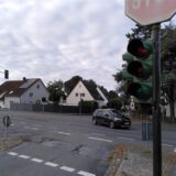 An einer Kreuzung in Unna ist die Ampel ausgefallen. Ein Auto fährt über die Kreuzung
