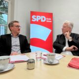 Unnas SPD-Stadtverbandsvorsitzender Sebastian Laaser (l.) und der künftige Bürgermeisterkandidat Hartmut Ganzke bei der Bekanntgabe von Ganzkes Bürgermeisterkandidatur bei der Wahl 2025.