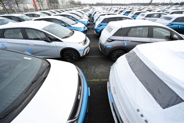 Zahlreiche Neuwagen des Modells Dolphin vom Autohersteller BYD stehen im BLG Auto Terminal Bremerhaven.