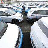 Zahlreiche Neuwagen des Modells Dolphin vom Autohersteller BYD stehen im BLG Auto Terminal Bremerhaven.