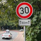 Die Bildmontage zeigt Claudia Keuchel, Sprecherin der Grünen-Fraktion, und Sebastian Laaser, Vorsitzender der SPD-Fraktion, und ein Tempo-30-Schild am Kessebürener Weg.