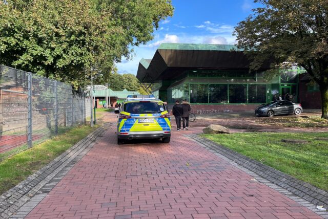 Ein Streifenwagen der Polizei steht im Dietrich-Keuning-Park in Dortmund.
