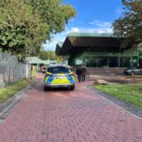 Ein Streifenwagen der Polizei steht im Dietrich-Keuning-Park in Dortmund.
