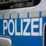 Das Wort Polizei ist auf einem Fahrzeug der Polizei zu sehen.