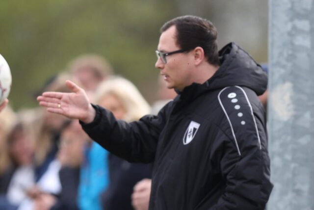 Flemming Neuhaus, Trainer des PSV Bork, gestikuliert.