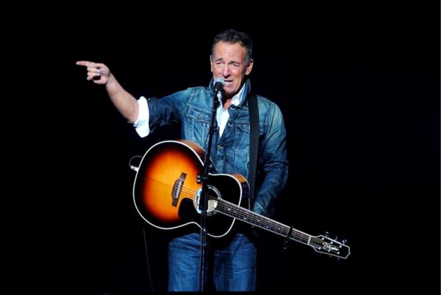 Bruce Springsteen tritt beim 12. «Stand Up For Heroes»- Benefizkonzert im Hulu Theater am Madison Square Garden auf.