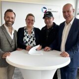 Carsten Langstein (von links nach rechts), Bäderleiter GSW Wasserwelt, Kirsten Wehenkel, Manuel Chlinch sowie Jochen Baudrexl, Geschäftsführer GSW.