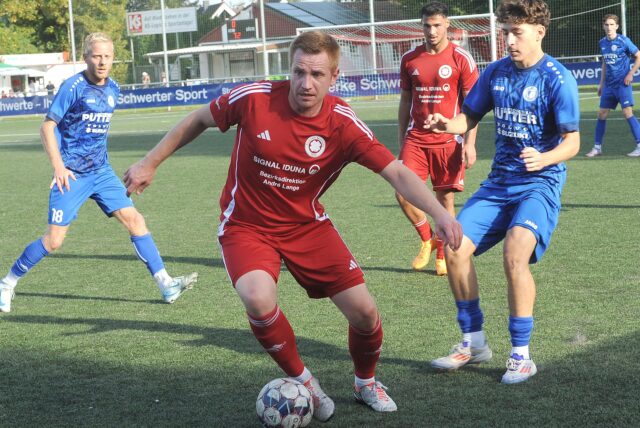 Dennis Huck vom Geisecker SV am Ball.