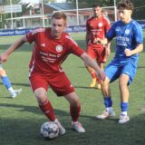 Dennis Huck vom Geisecker SV am Ball.
