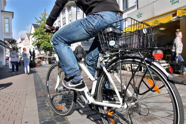 Ein Radfahrer fährt über die Bahnhofstraße in Unna