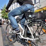 Ein Radfahrer fährt über die Bahnhofstraße in Unna