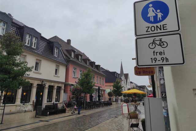 Fußgängerzone Massener Straße in Unna mit Schild