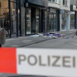 Scherben und Kleidungsstücke liegen vor einem Geschäft in der Ehrenstraße in Köln.
