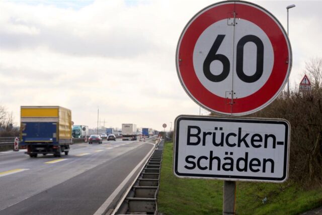Schilder weisen vor der Moseltalbrücke der Autobahn A61 auf Brückenschäden hin.