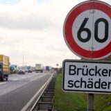 Schilder weisen vor der Moseltalbrücke der Autobahn A61 auf Brückenschäden hin.