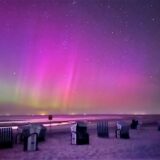 Polarlichter sind am Himmel über der Nordseeinsel Norderney zu sehen.