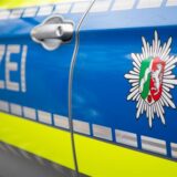 Blick auf ein Emblem der Polizei in NRW an einem Polizeiauto.
