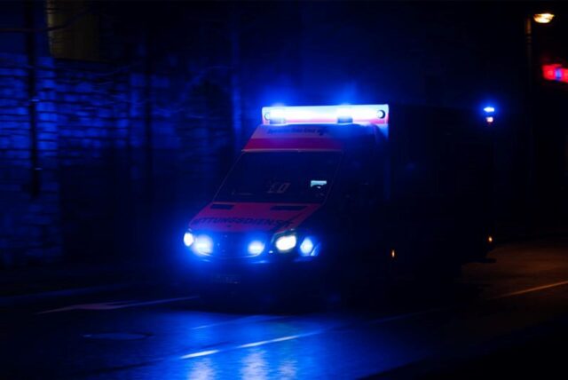 Ein Krankenwagen fährt mit Blaulicht.